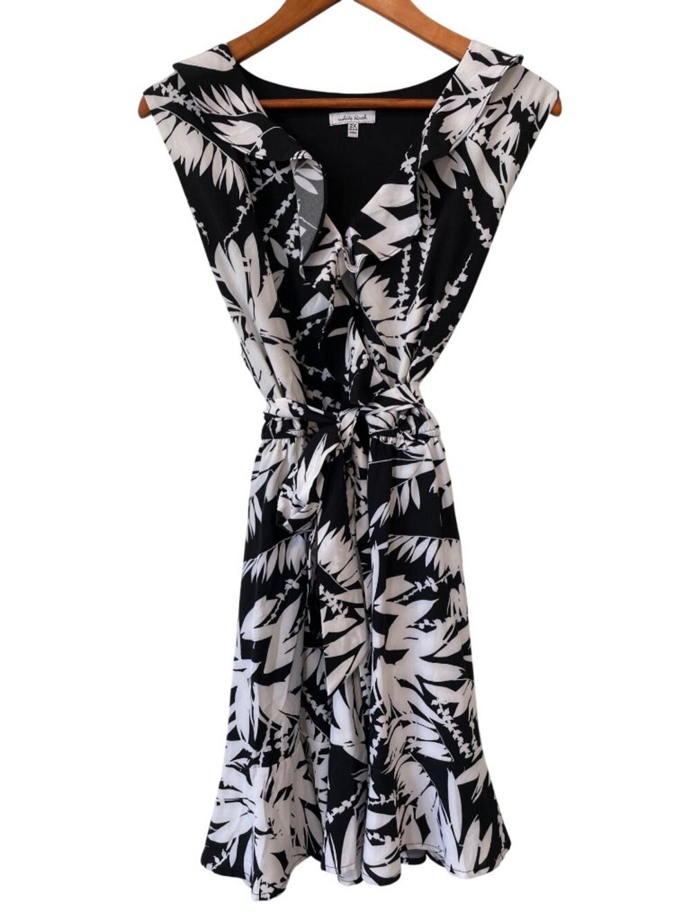 White Birch Dress Size 2X Ruffle V-Neck Leaf Print Tie Waist Black White Resort